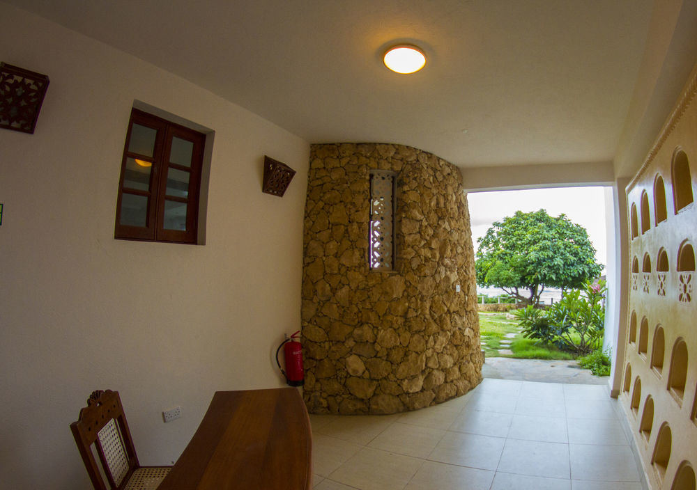 Hill Park Hotel - Tiwi Beach ภายนอก รูปภาพ