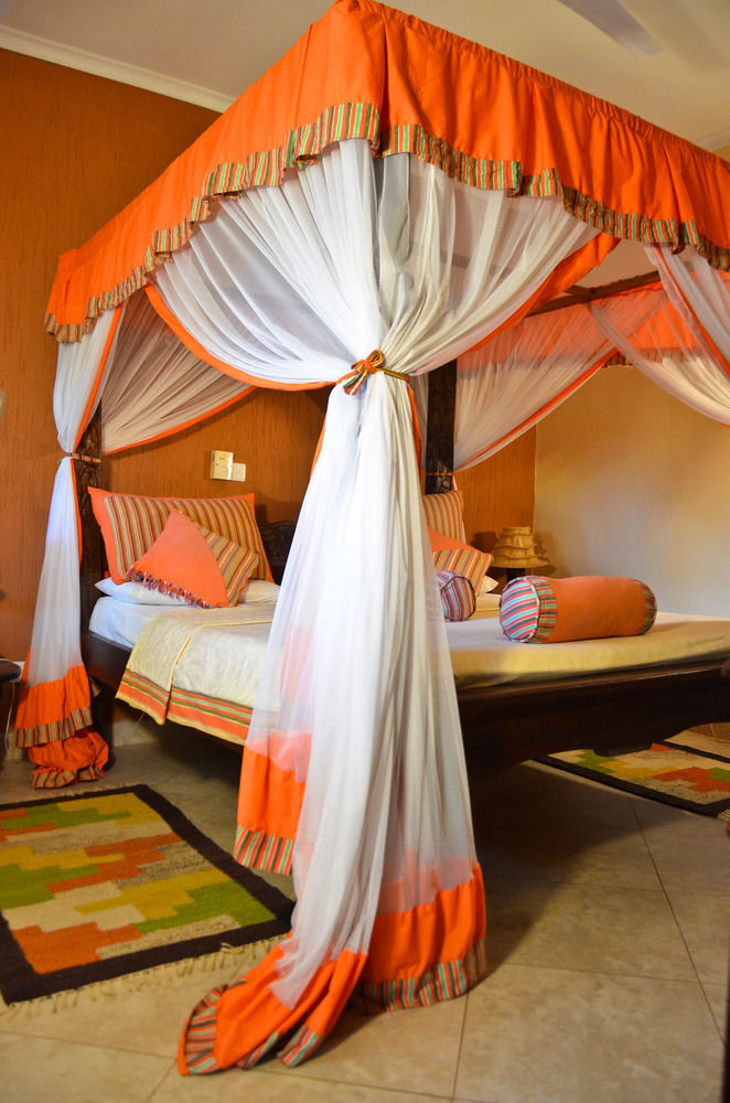Hill Park Hotel - Tiwi Beach ภายนอก รูปภาพ