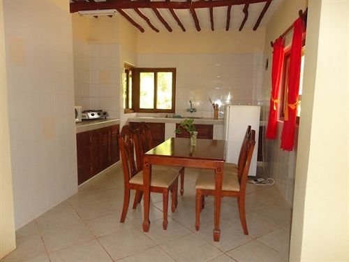 Hill Park Hotel - Tiwi Beach ภายนอก รูปภาพ