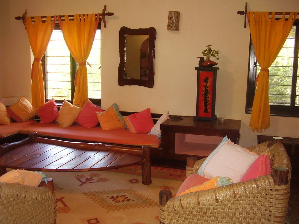 Hill Park Hotel - Tiwi Beach ภายนอก รูปภาพ